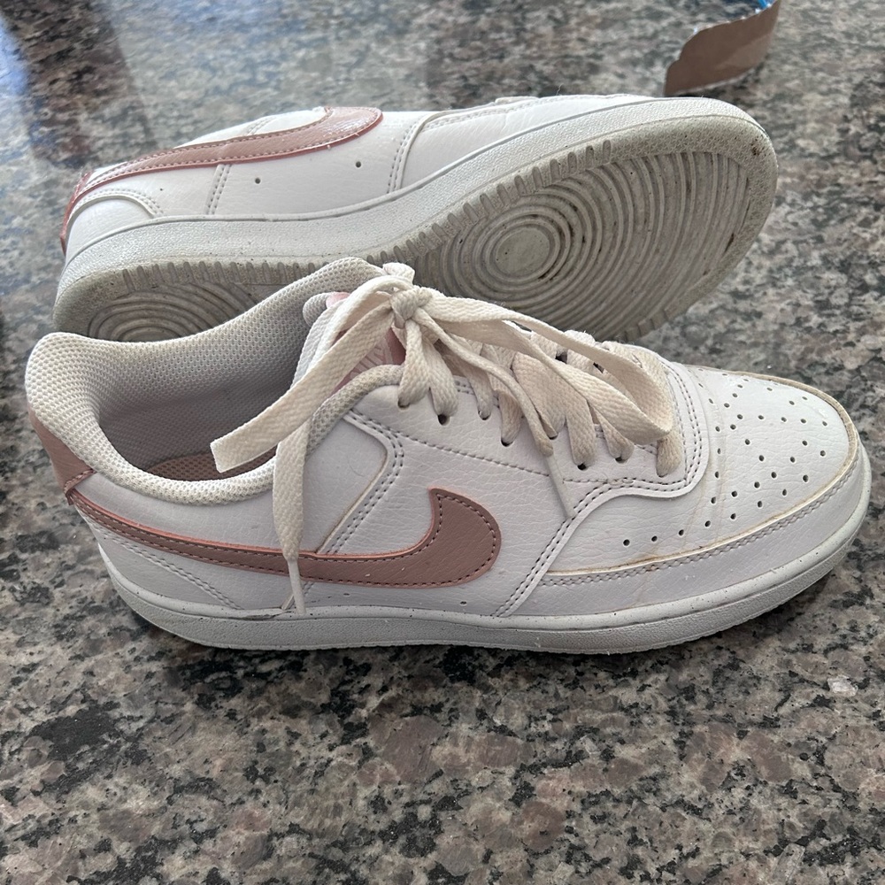Nike  Athletic Shoes size 7